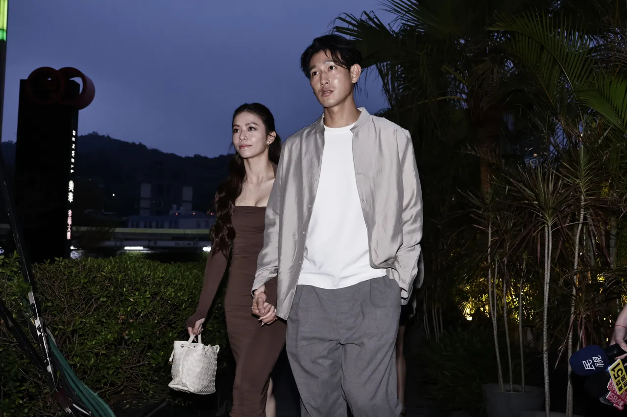 宋芸桦和圈外男友十指紧扣现身禾浩辰与吴品洁婚礼，这是她首次大方与男友在媒体前露面