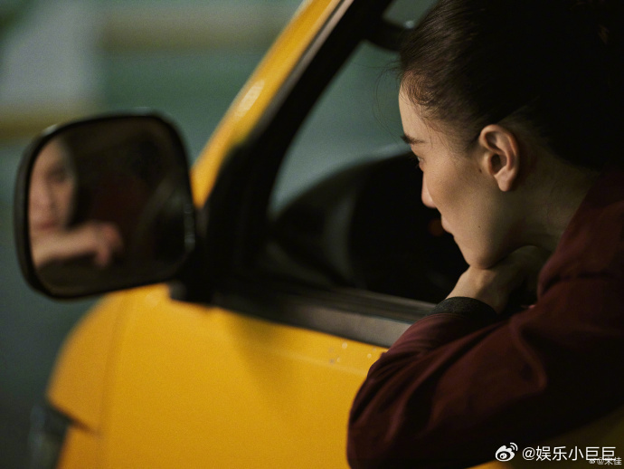 宋佳公路片女主照进现实 宋佳在《轻于鸿毛》首映，带来片中的黄色面包车，深红夹克穿