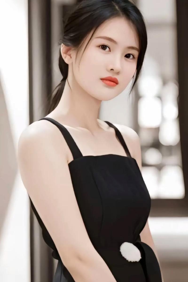 陈若琳越看越让人喜爱，她冰清玉洁，宛如出水芙蓉，恰似仙女下凡、西湖仙子，她的美真