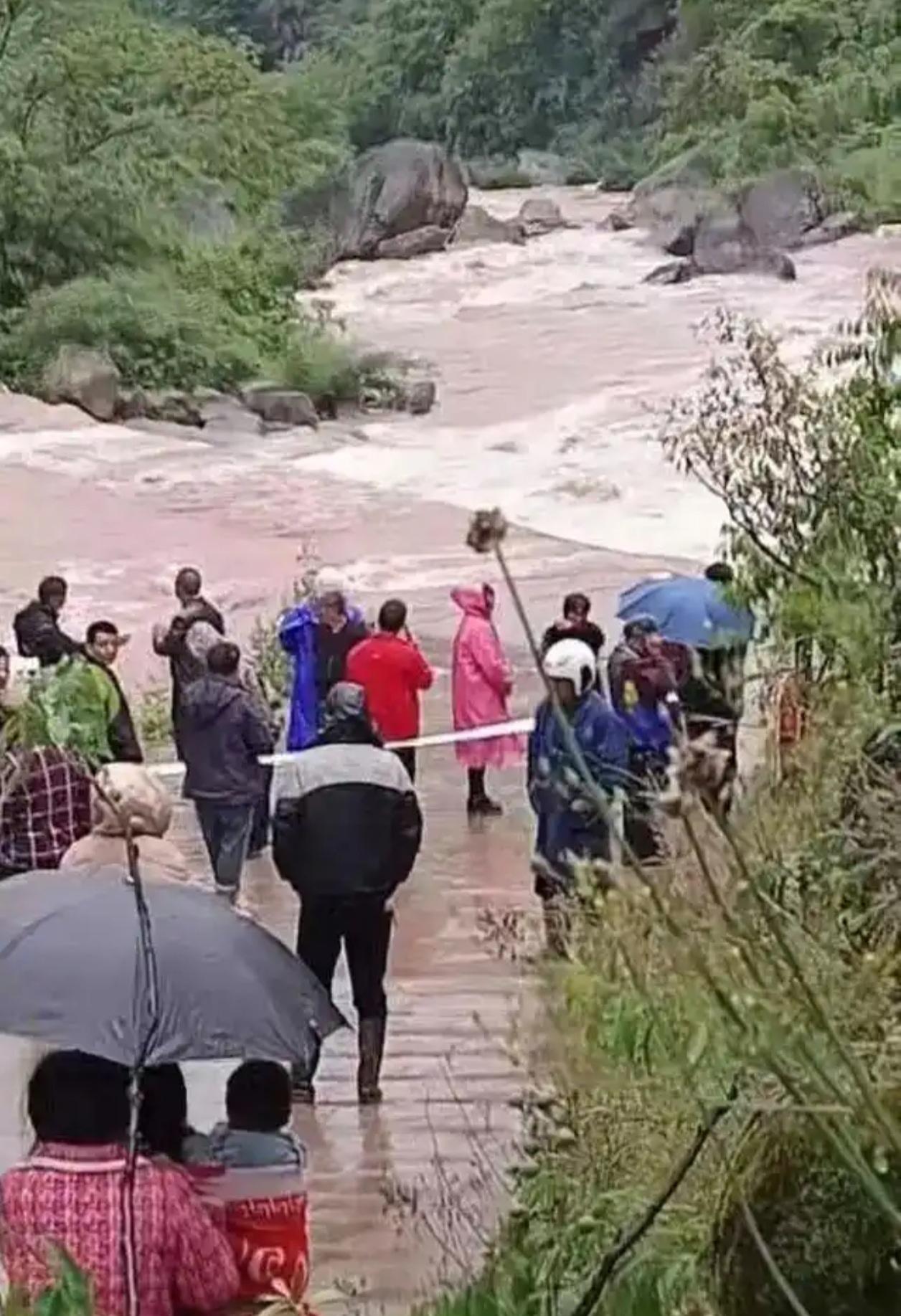 放学路上天人永隔，四川屏山父子三人坠溪身亡

核心摘要：4月28日傍晚，四川宜宾