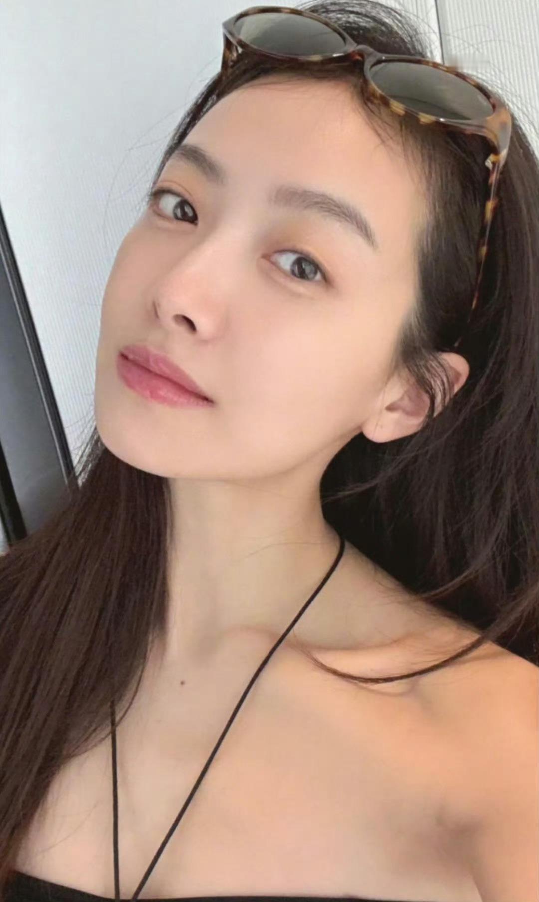 宋茜以清新素颜状态引发热议，被赞充满"妹妹感"。这份青春活力不仅源于自律健康的生