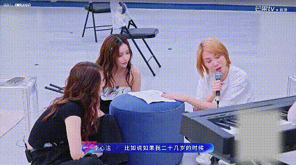 李心洁50岁是礼物 李心洁浑身都是温柔与真诚，当队长靠谱贴心，尊重每位姐姐，连幕