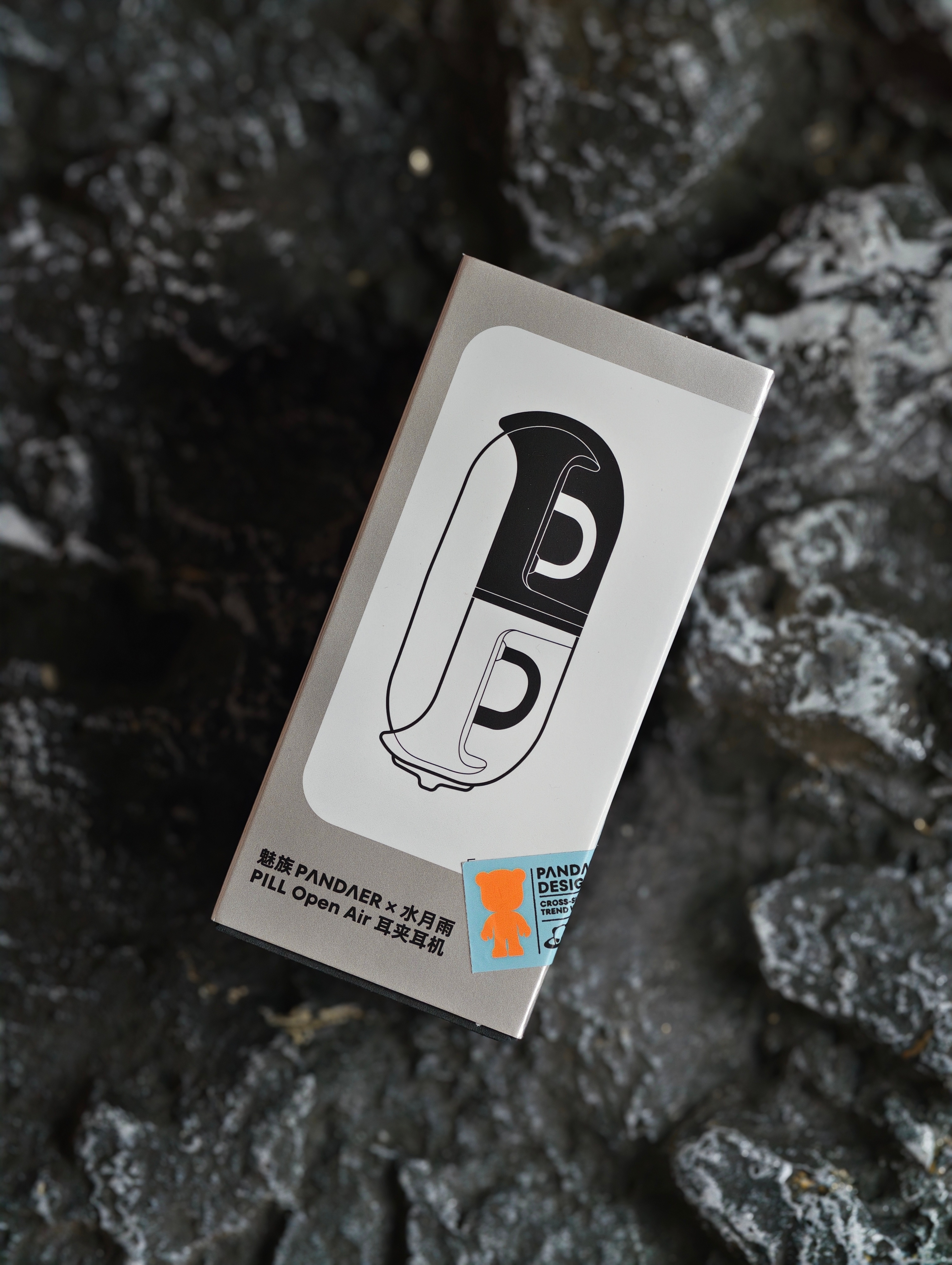 这耳机真好看，来自 PANDAER 跟水月雨PILL 联名的耳夹耳机。这小家伙还