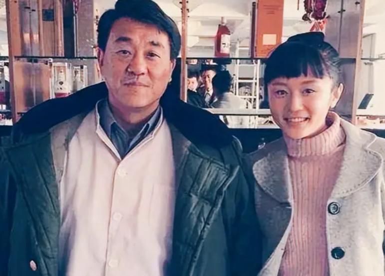 有一天，何冰参加同学聚会，女同学李海洋拍着何冰肩膀说：“何冰，我都快30岁了，要