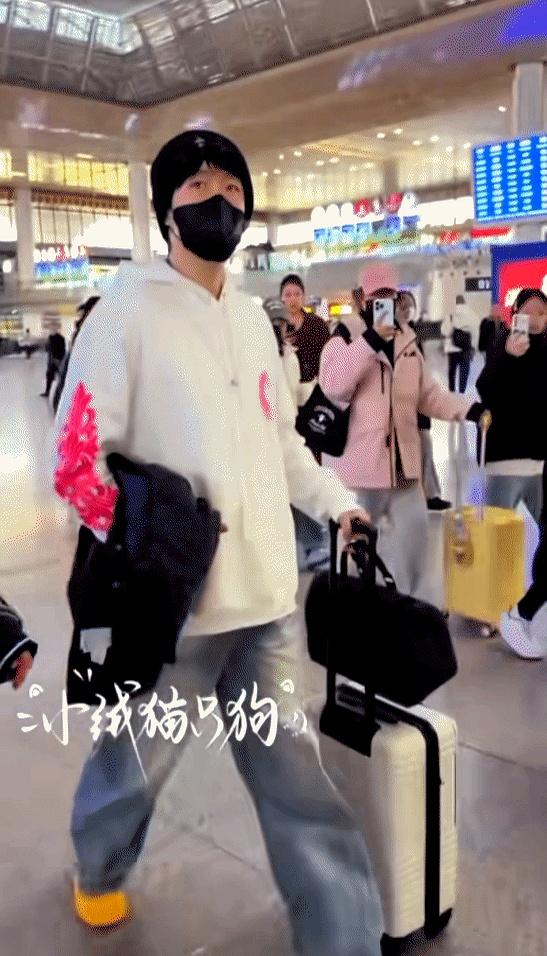 南京禄口机场今天直接变追星现场！
 

王楚钦刚下飞机，代拍长枪短炮秒围三层，走