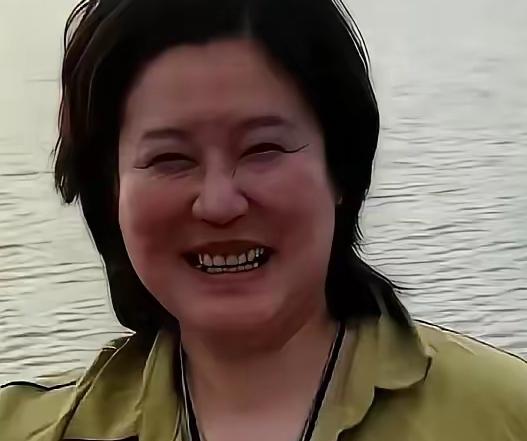 要是没人提醒，
打死我也不敢信。
眼前这个挤着眼睛、双下巴若隐若现的短发大姐，竟