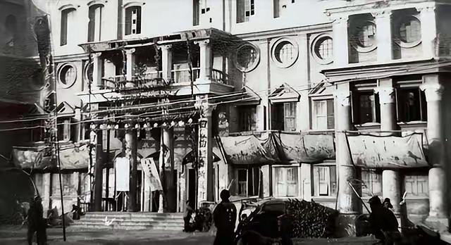 1939年，抗日杀奸团到天津一电影院中杀奸除恶，但是却迟迟找不到目标。这时队长灵