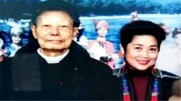 父亲生前
最爱整洁
衬衣喜欢白色
年轻时候喜欢
老了照样喜欢
衣服常买常新
鞋子