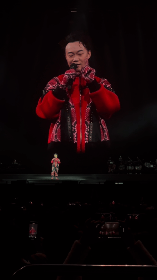 太好了陈奕迅唱完歌还演了小品 离开了陈奕迅谁还逗大家笑啊～深圳演唱会上又唱又跳还