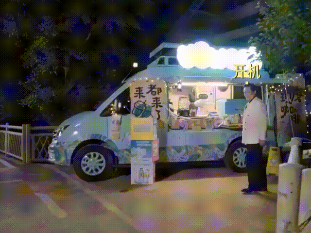 唐国强这一刻像拯救天使唐国强老师推餐车闪现！四位弟弟行李都拎好了，结果天降续命餐