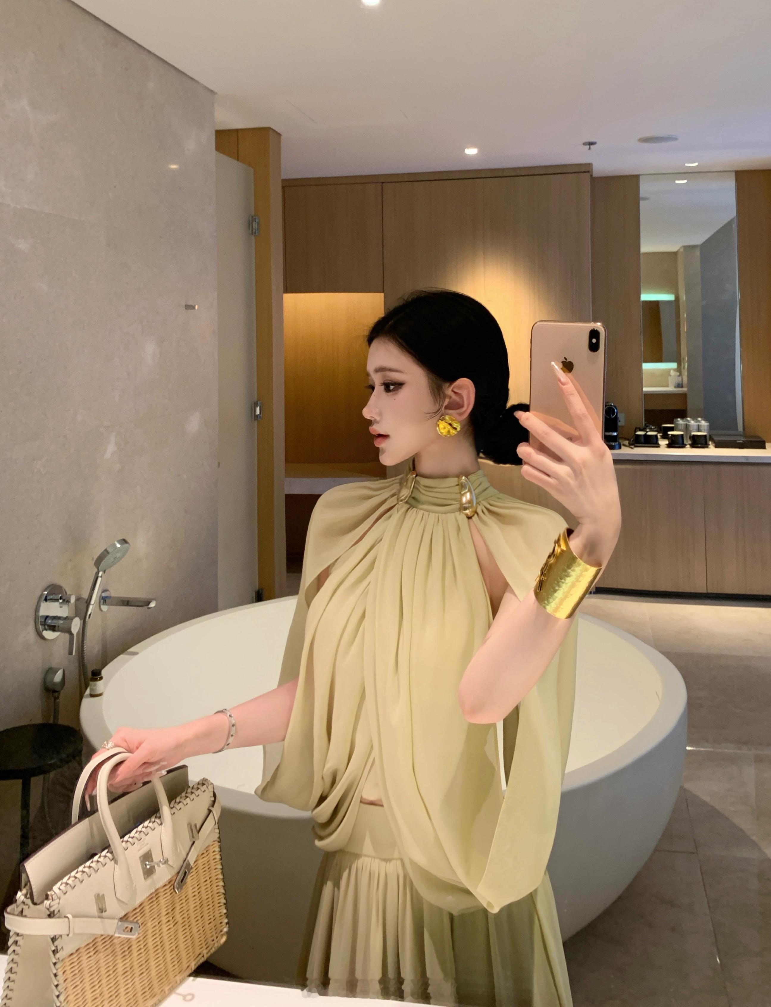 下午好~又来热暴力你们了🫶🏻这款选主图的时候很纠结到底是用白色还是这个油绿色