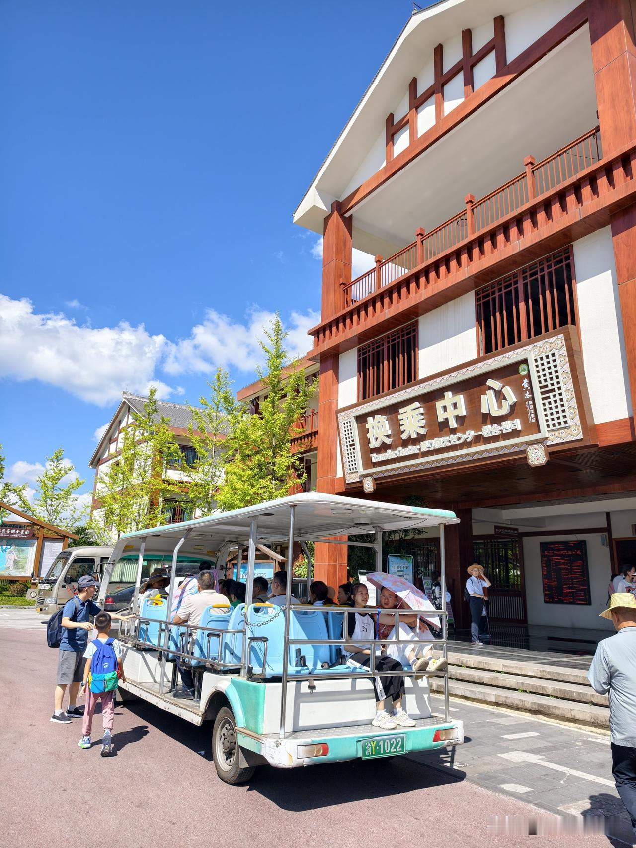 重庆避暑胜地，黄水的老观光车即将退出运行，换成全新新能源空调公交车，票价2元，6