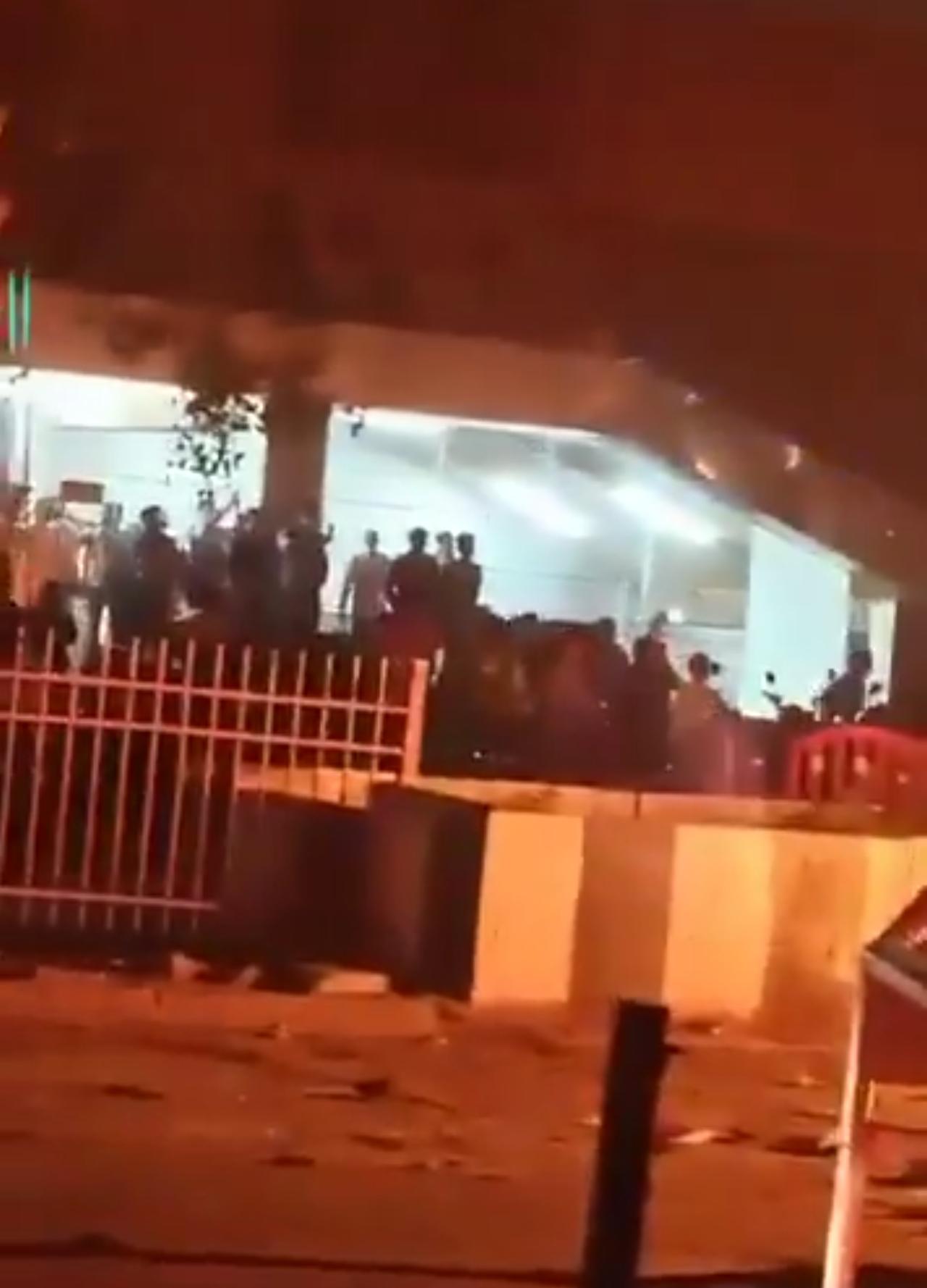 突发新闻：印度首都新德里红堡附近发生两起汽车爆炸事件。初步报告显示，多辆汽车起火