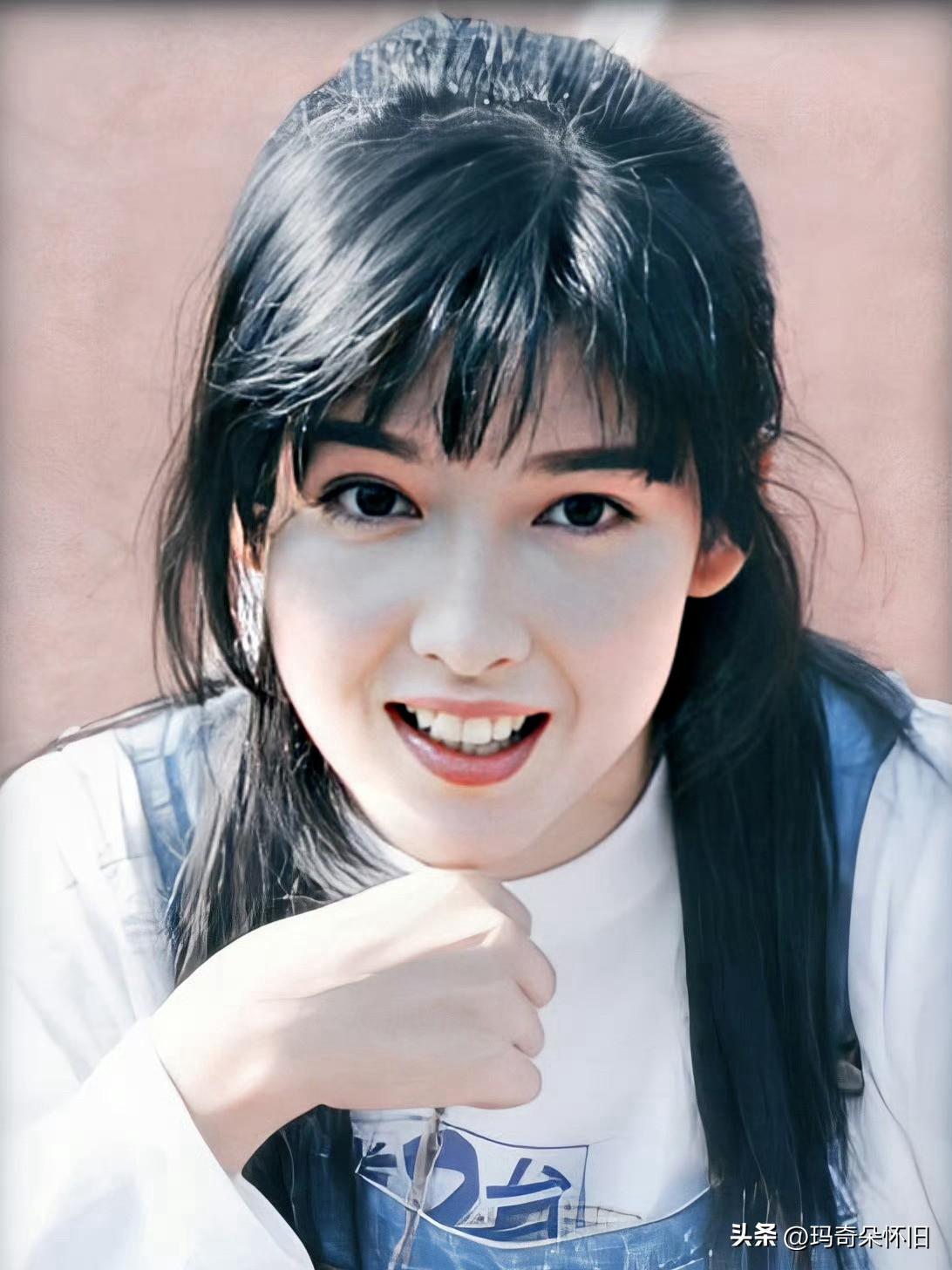 🌟女神周慧敏」
是少女的元气，
是不被定义的松弛，
是刻在一代人记忆里的白月光