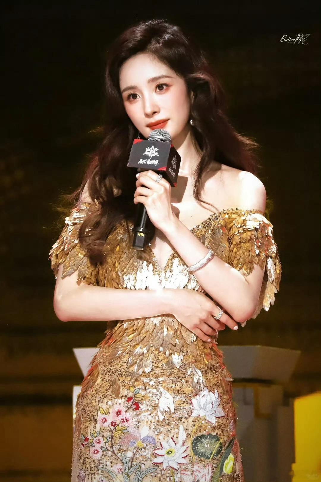 杨幂生图的状态随时在线路人镜头下的杨幂状态绝佳，妆容穿搭尽显个人风格，行程满满也