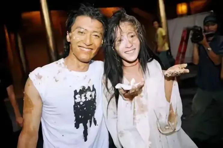 谢霆锋真的爱过张柏芝吗？翻过这些照片就知道，他一定狠狠爱过她，只是相似的人适合轰