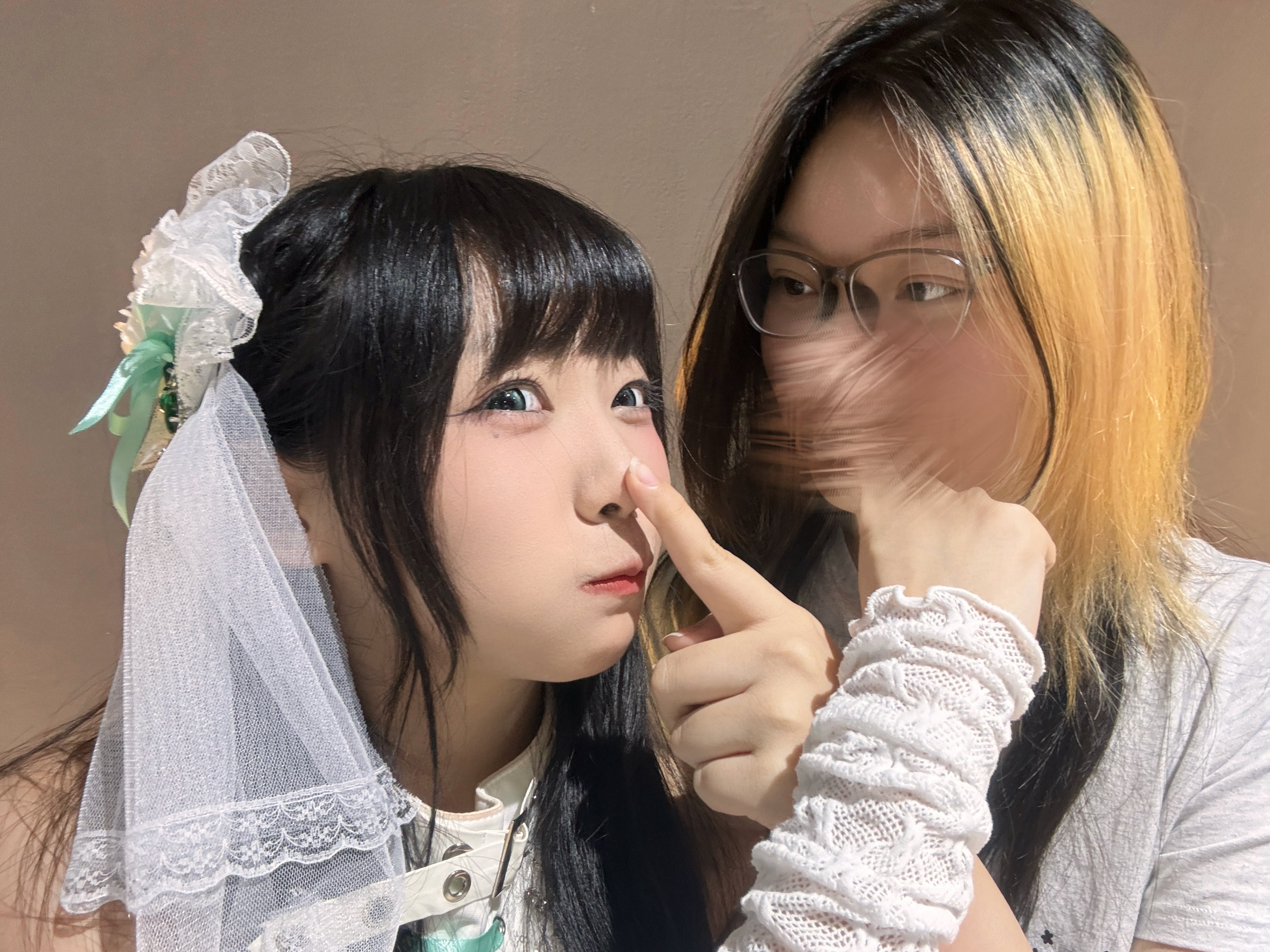 认识一周年快乐～时间过得真的好快呀 一年前我们还在广州见面 结果一年后我就因为学