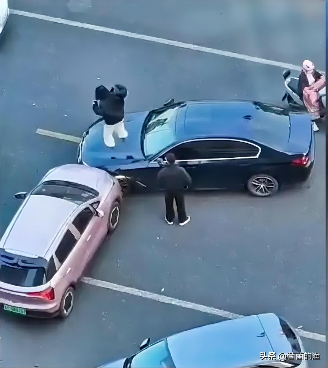 车顶“蹦迪”引爆路怒现场！三次撞击险酿大祸，网友吵翻天！安徽宣城这起路怒冲突，看