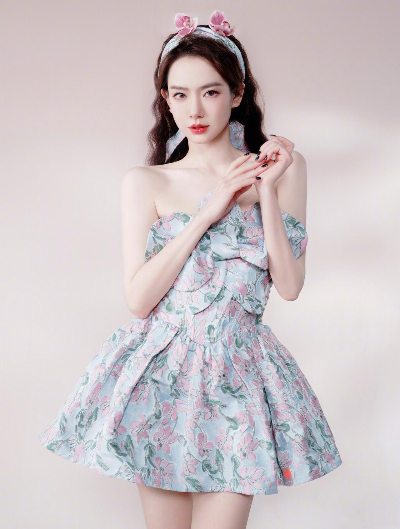 戚薇，花园风蓬蓬裙妆造又酷又美
