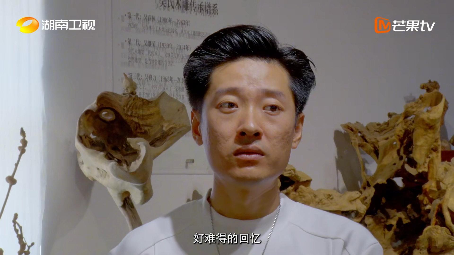 内蒙古木雕传承人在株洲守住匠心被这段父子木雕故事戳到了。父亲负责构思纹样造型，实