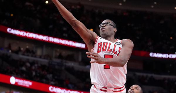 芝加哥公牛官方宣布，杰登·艾维和杰伦·史密斯将缺席本赛季剩余所有比赛。
艾维是在