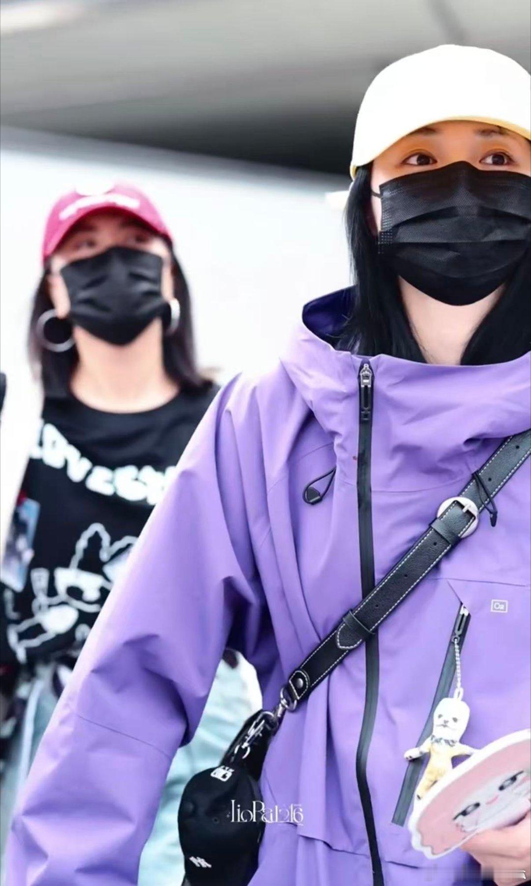 周洁琼机场纯素颜 机场素颜状态在线，笑容甜美互动可爱，方方面面考虑周全，期待盛典