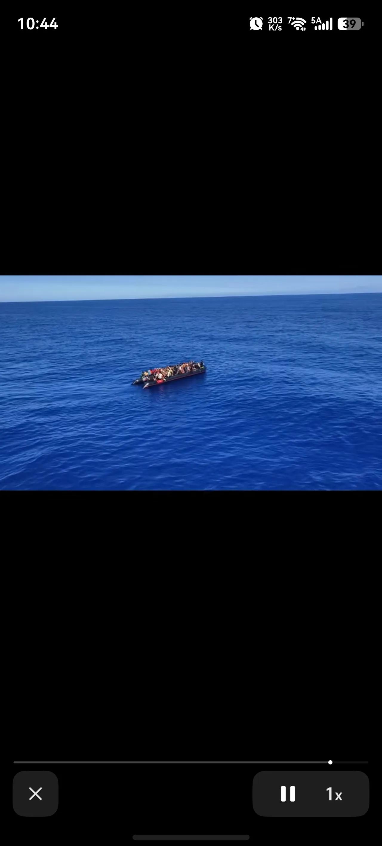 茫茫大海，中国船长遇到一艘偷渡小艇，满满当当挤满了67个人。
偷渡小艇没有油了，