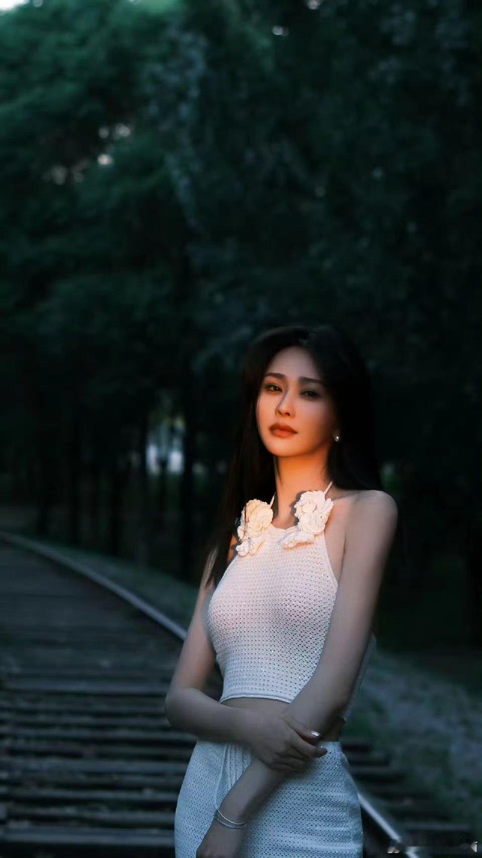 #陈冰女艺人的边界感# 陈冰面对女生说饿了宝宝，面对男生说饿了哥，明确的边界划分