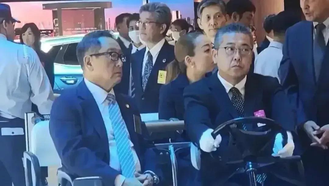 可悲至极，丰田章男再次炮轰新能源汽车，说新能源汽车很低级，要加强抵制新能源汽车。