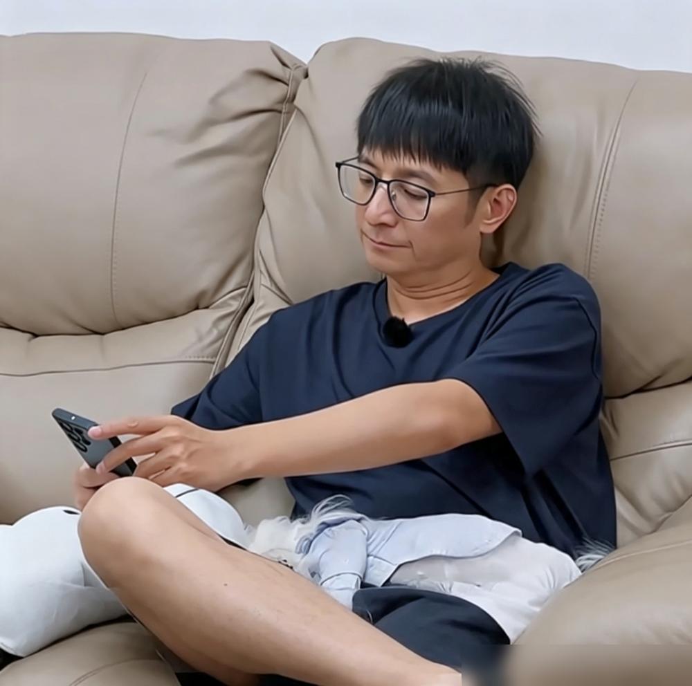李维嘉 49 岁，一个人住，家里干净得像个样板间，连一根头发丝都容不下。

他承
