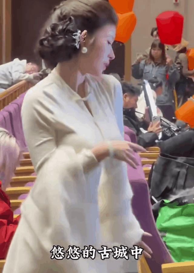 会议开始前，姑娘先秀一段！