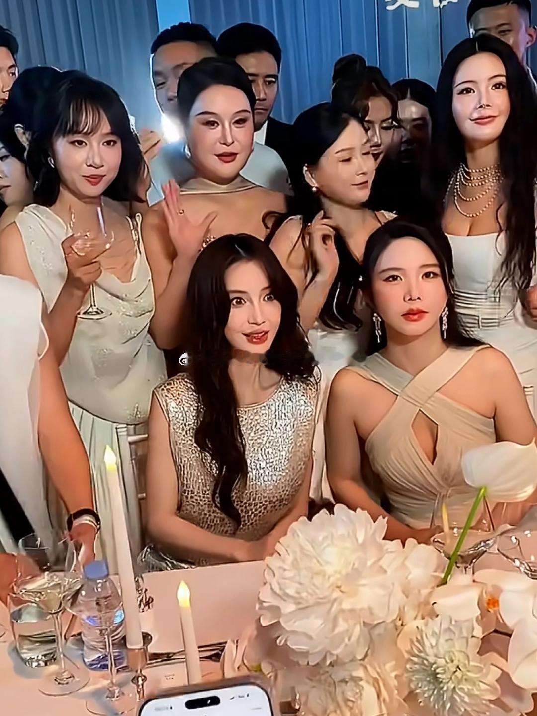 杨颖真的落寞了，以前都是和一二线大明星同台，现在只能和一些网红女企业家一起，脸也
