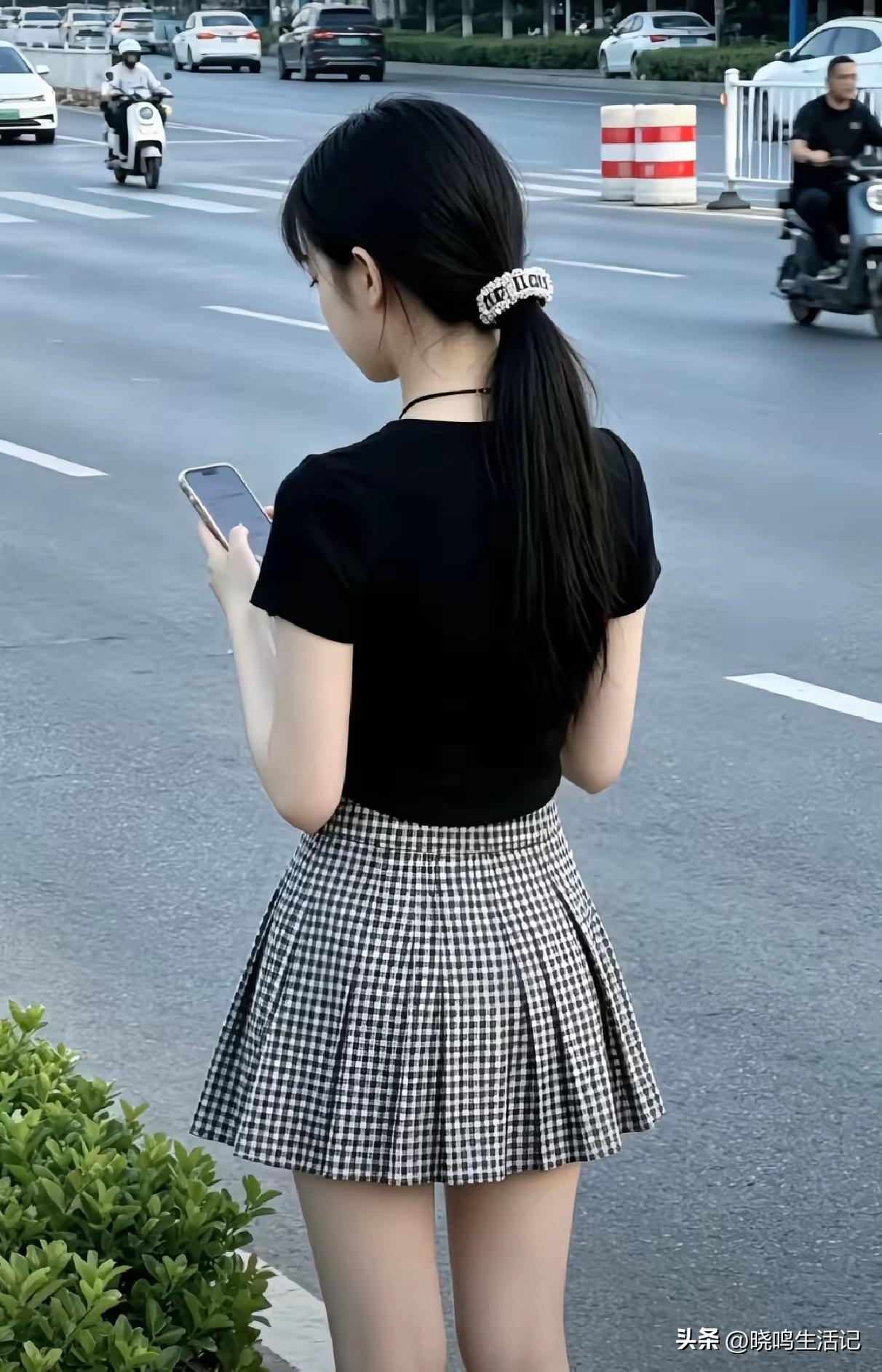 看背影，猜猜这个姑娘今天多大年龄了？