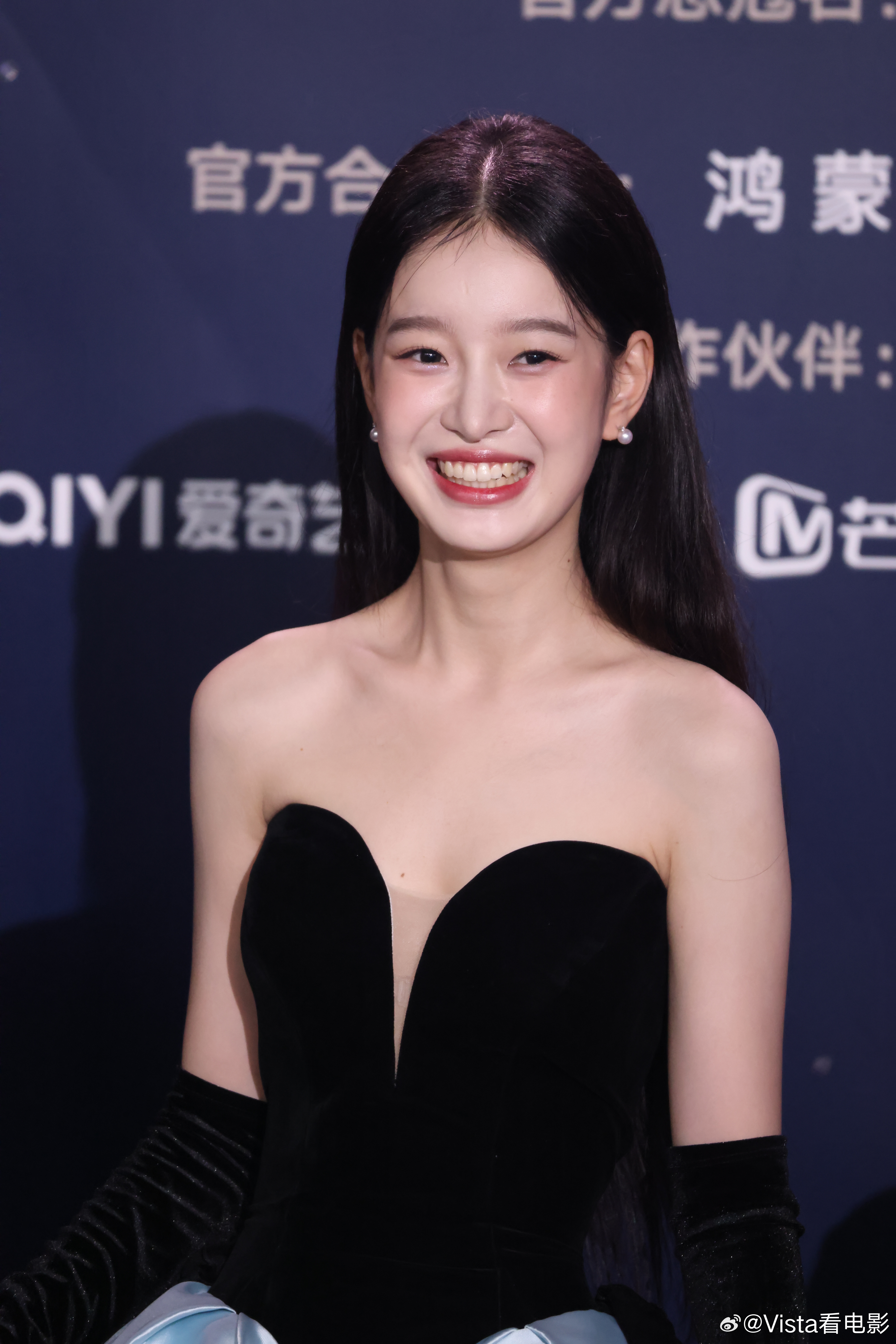 微博电影之夜 百花齐放，女明星们今天都太美啦，与蓝毯的适配度简直是MAX！微博电