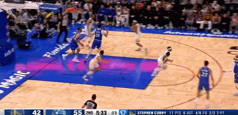 飞身抢断直接上篮~！ 