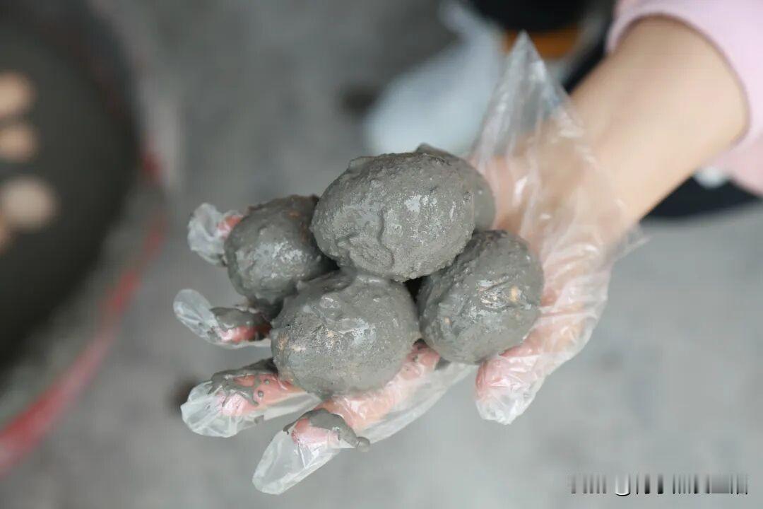 十堰丹江口的桔香灰蛋，味道真不错。只有丹江口的传统手艺才做得出这股天然桔香。

