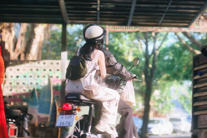 双轨剧宣尺度好大双轨中的情感确实很真实，姜暮和靳朝的互动让我想起那些年少时的懵懂