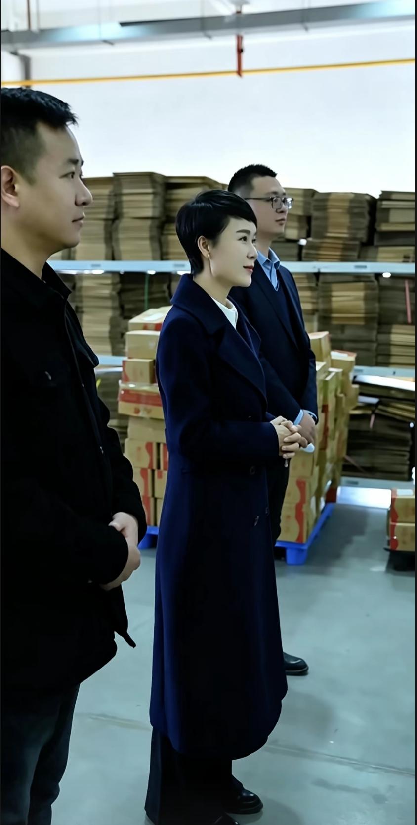 2023年，贺娇龙探望新疆仓储一线工作人员，在现场，他感谢大家的一致努力，将新疆