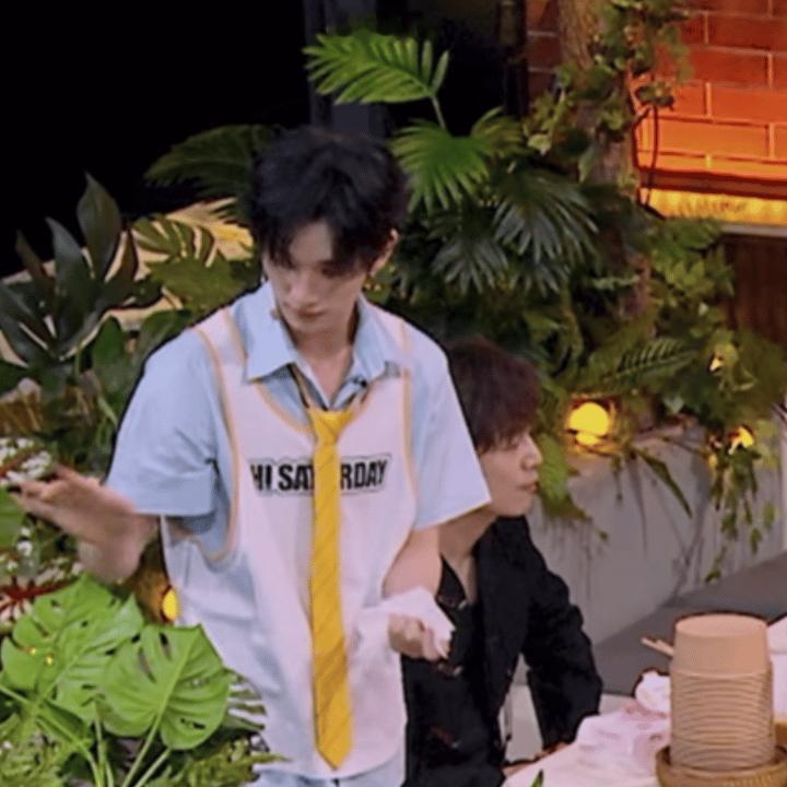 擦手间隙还抽空给粉丝打个招呼呢🥺 