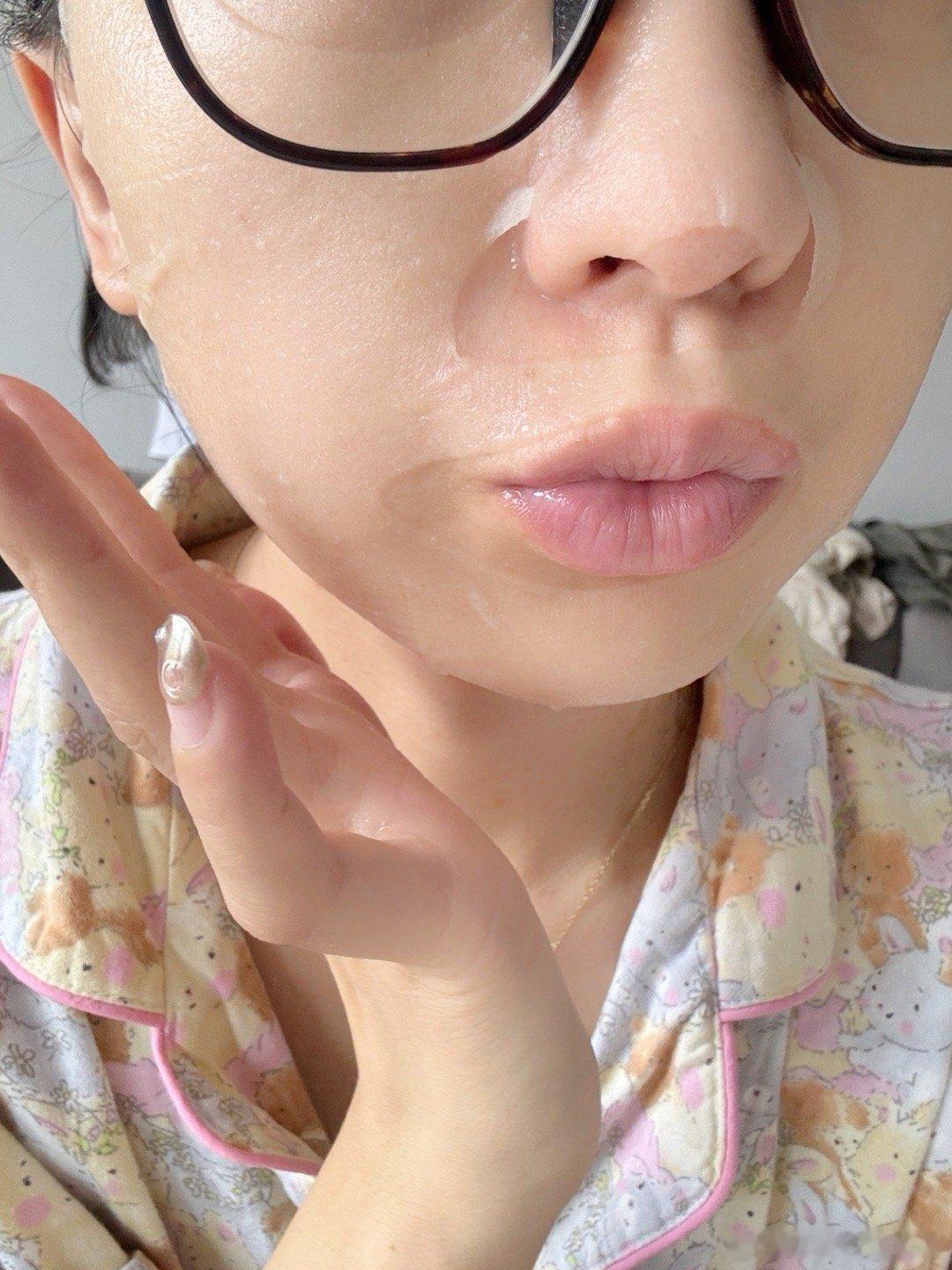 半年没敷面膜难得敷一下……瞬间感觉自己精致爆了！小美！巨精致！懂？ ​​​