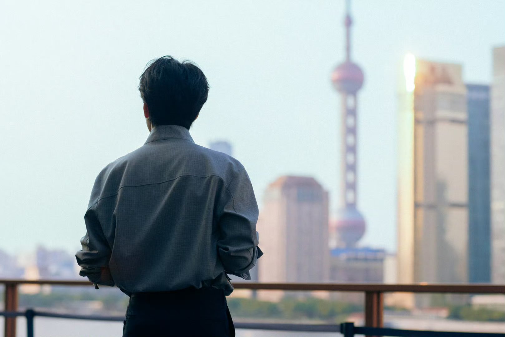 你会不会忽然的出现，在街角的咖啡店