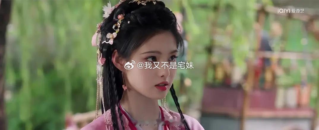 粉色娇嫩你如今几岁？少女就得找少女演果然吧，我就说少女得找少女演这么土和荧光的粉