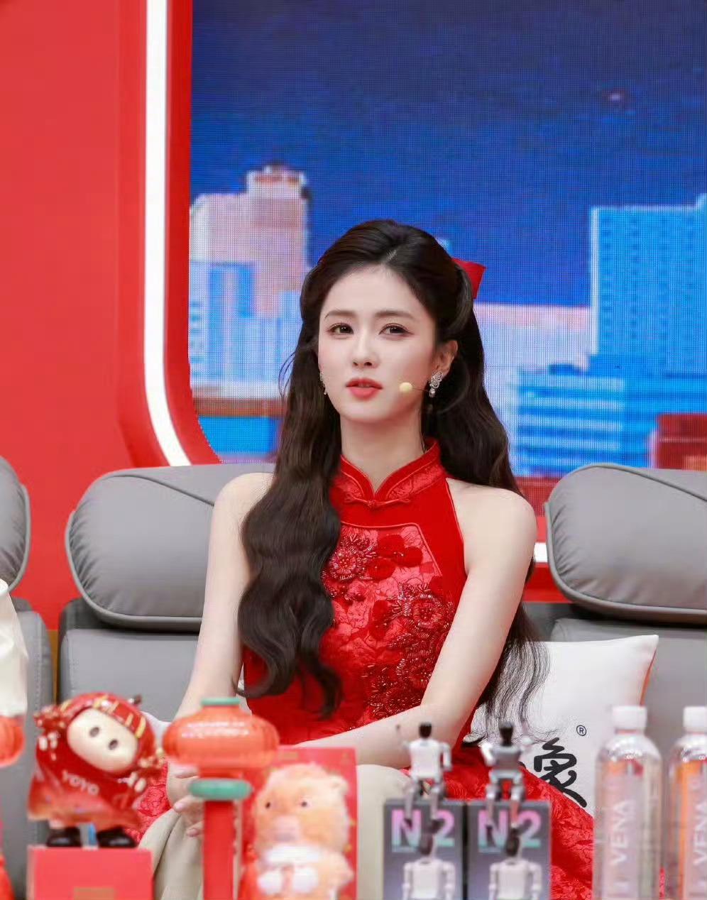 白鹿状态也太好了吧！不是说央视镜头是照妖镜吗？白鹿这美的周正，美的国泰民安。下一