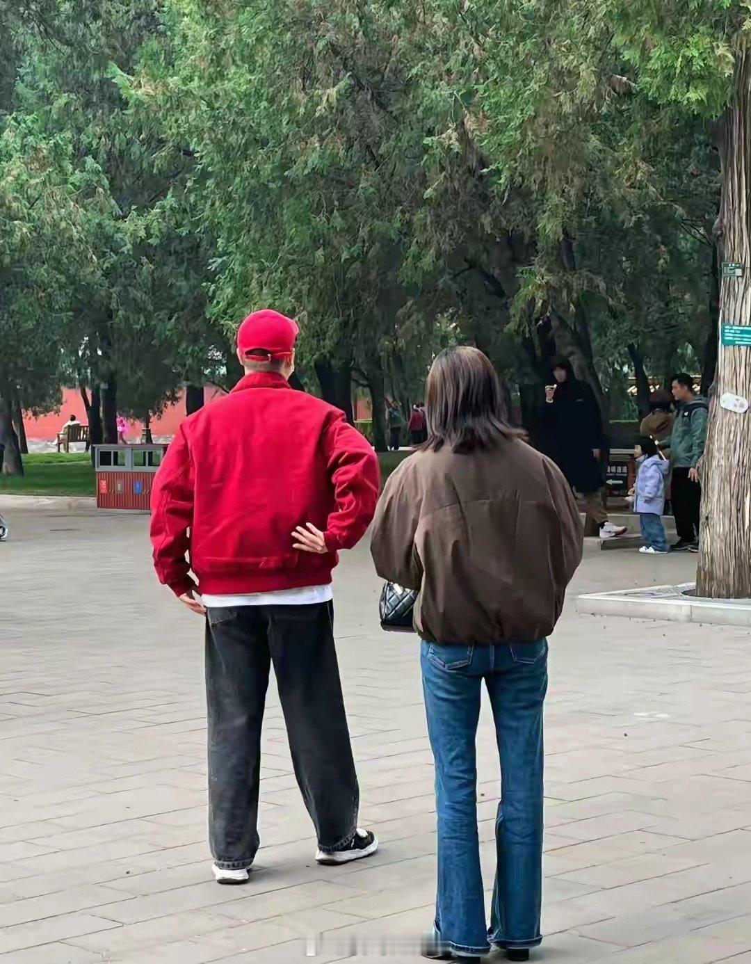 偶遇李纯马頔逛公园偶遇李纯马頔婚后逛公园网友偶遇李纯马頔逛公园 ​​​