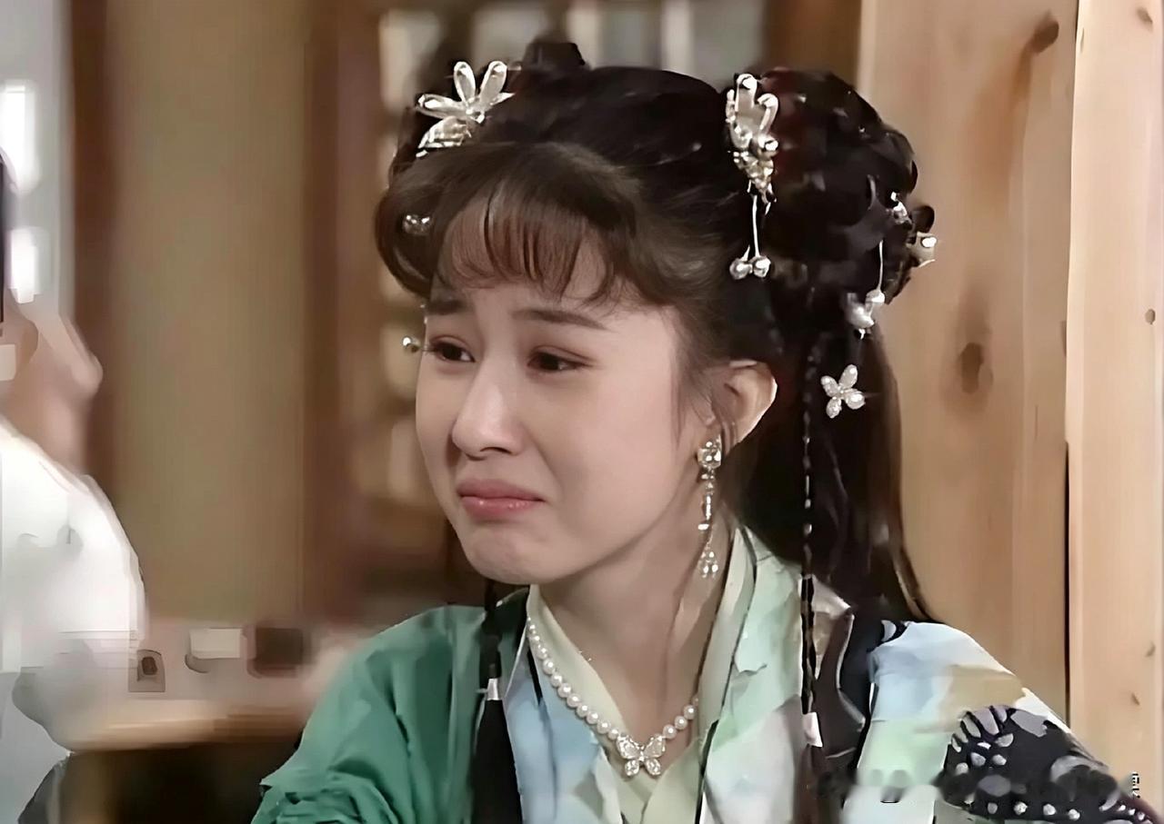 真不明白碧莲这个角色为什么要让夏光莉饰演?美貌比不上媚娘，温柔比不上香巧，难怪许