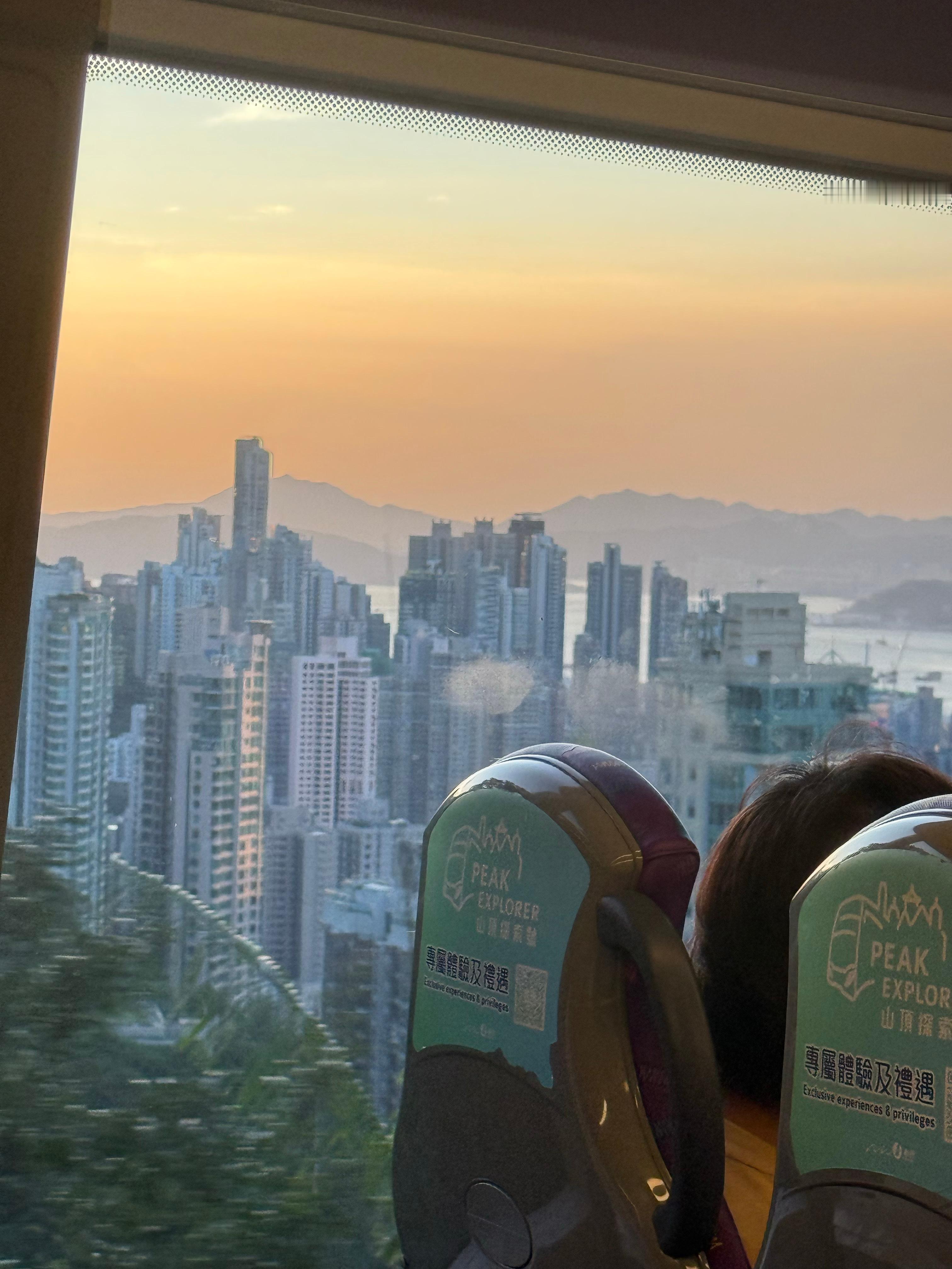 香港病大犯只需要一首随机播放的早机。闭上眼睛感觉自己坐着港巴摇摇晃晃从太平山上下