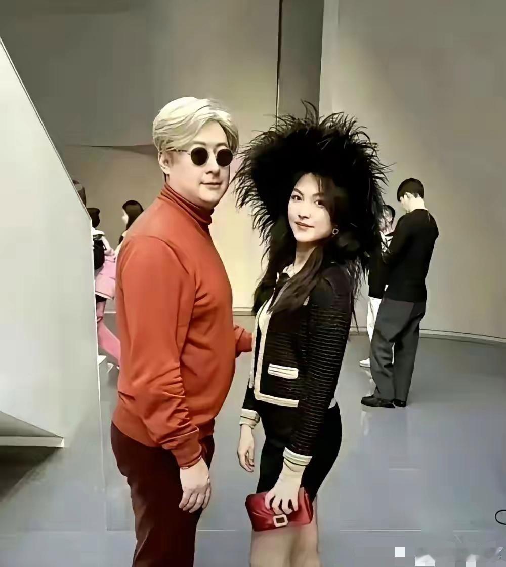 李湘那个千万大号，刚没动静几天。后脚，王岳伦就带着王诗龄出来了。父女俩一身行头，