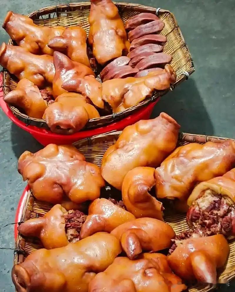 食品安全重要提示

      蔬果色泽异常鲜亮长久不腐；卤肉颜色过分艳红、均匀