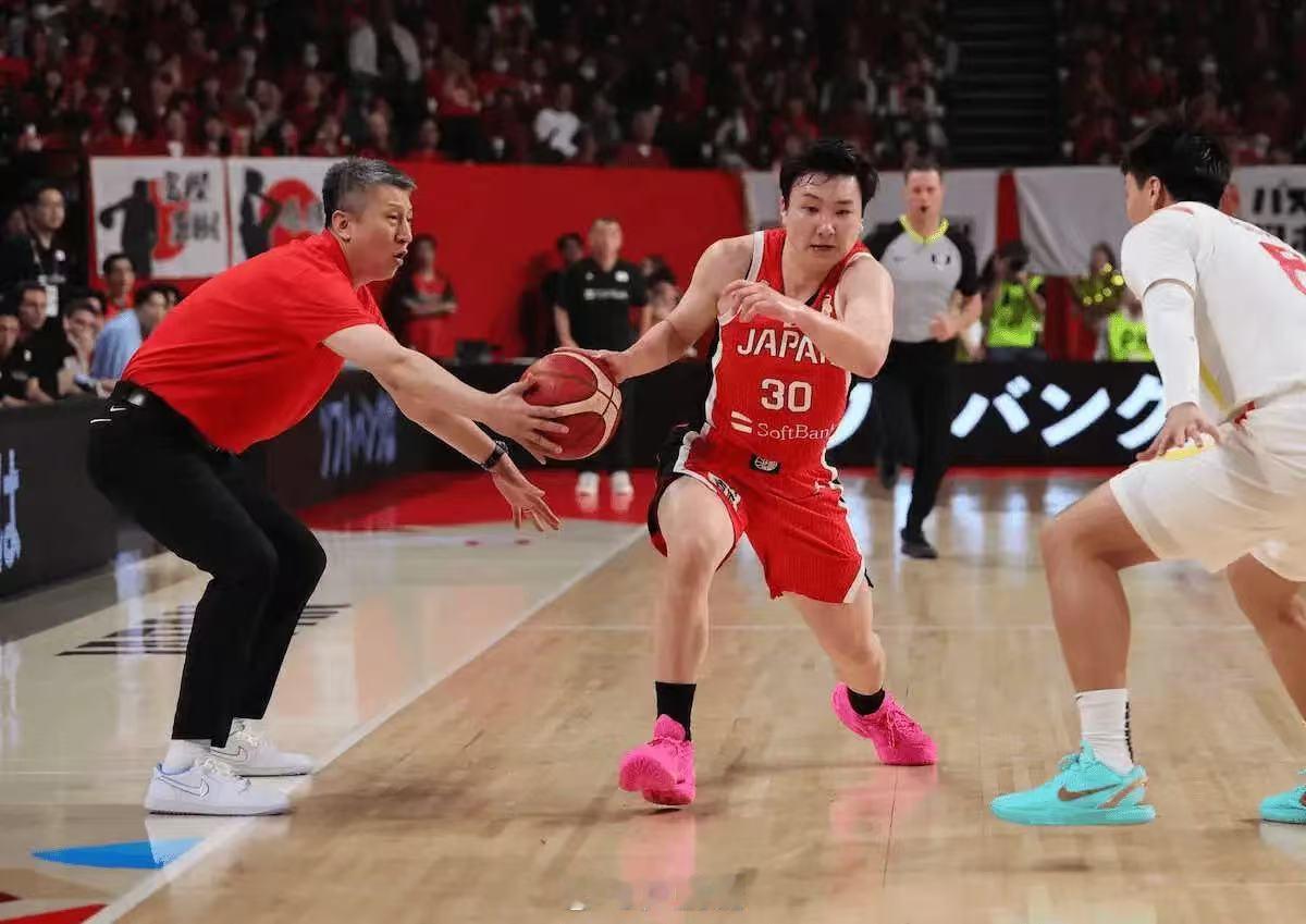 这图再看一万遍也觉得经典富永启生你就说这个抢断怎么样吧中国男篮VS日本男篮郭士强