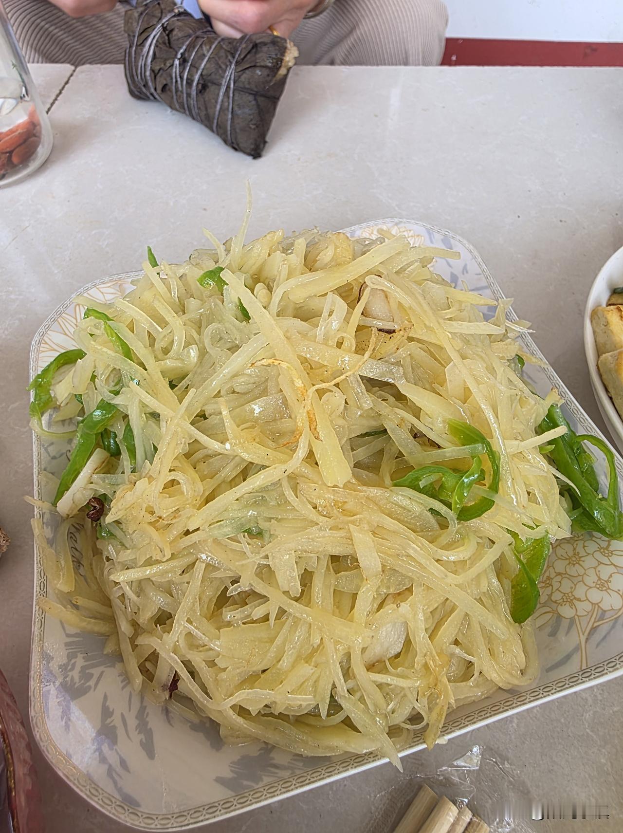 二嫂只要来家，老娘胃口就好，今天的午饭吃得好……

今天一早，视力不好的婶子送来